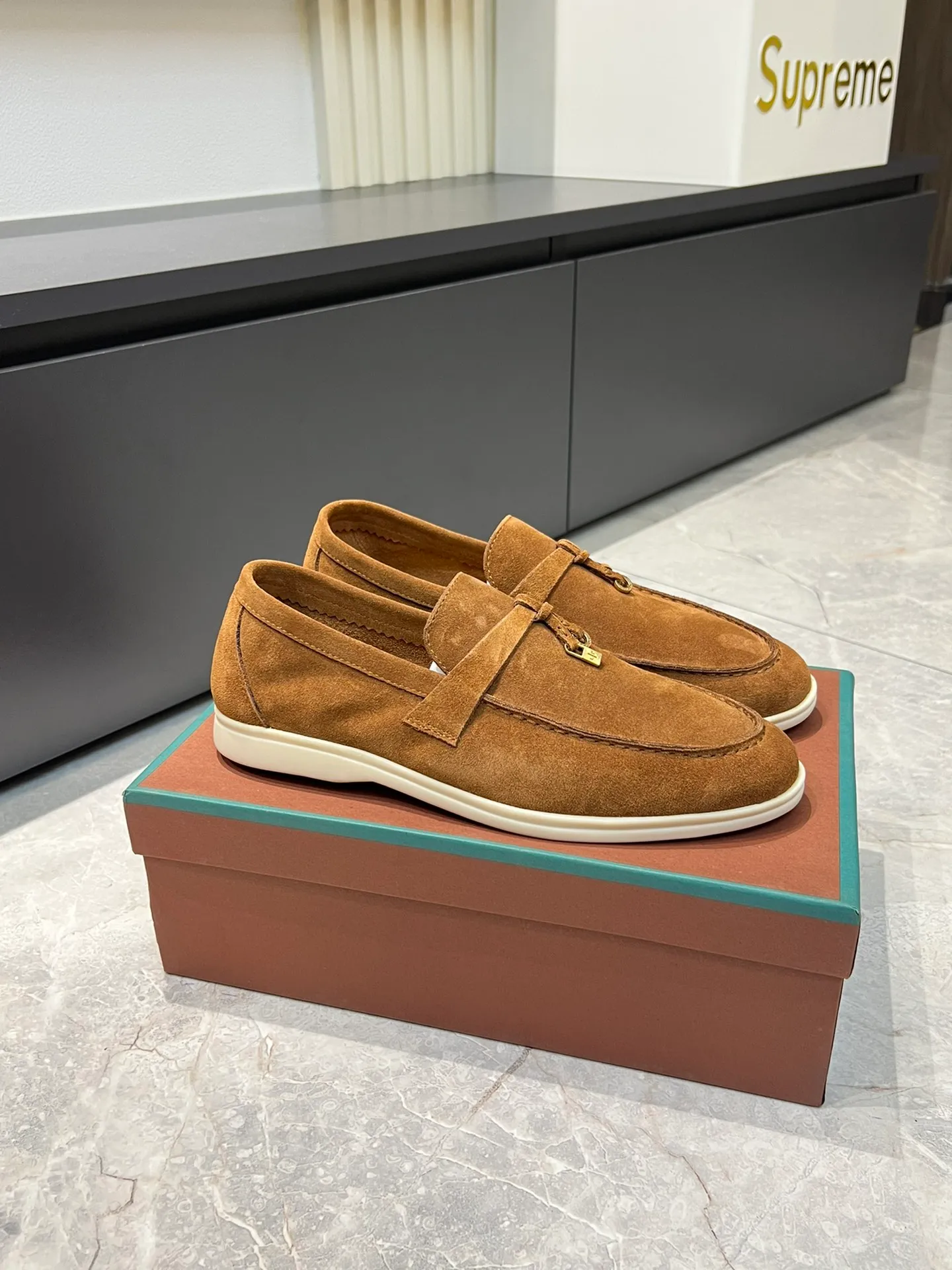 Men's shoes 💰p360 "Loro men's shoes 💰pian'*" Classic L men's shoes for couples 💰p Top version British flat loafers, a must-have item in old money style, the minimalist design is eye-catching and durable, a plus point for dressing The soft foot feel and texture are outstanding. They don’t scratch your feet and are very nice. They are matched with soft and waxy soles. They can be worn daily for a long time without getting tired. They are easy to wear, versatile and classic items, with perfect foot feel and texture! Imported cashmere fabric, the lining is made of imported A-grade water-dyed cow lining, the top version of the genuine leather midsole is sewn with pure handmade mark thread! Size: Female 35-40 (34. Customized) Male 38-44 (45.46. Customized)